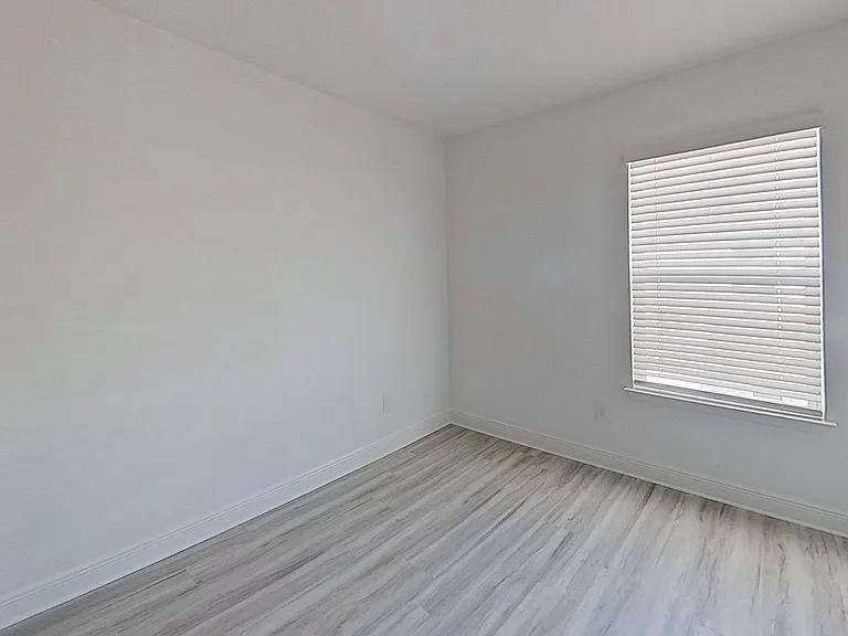 45 Sparrow Ave — Photo 4