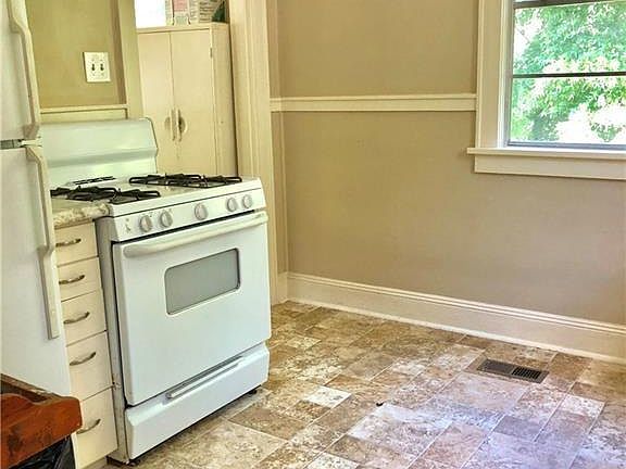 5th image of 2305 Thornhill Ave