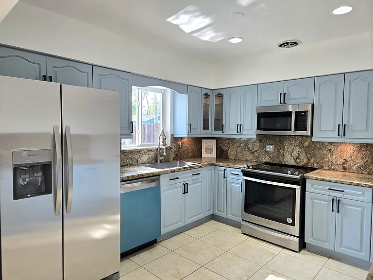 806 N 31st Ct — Photo 15