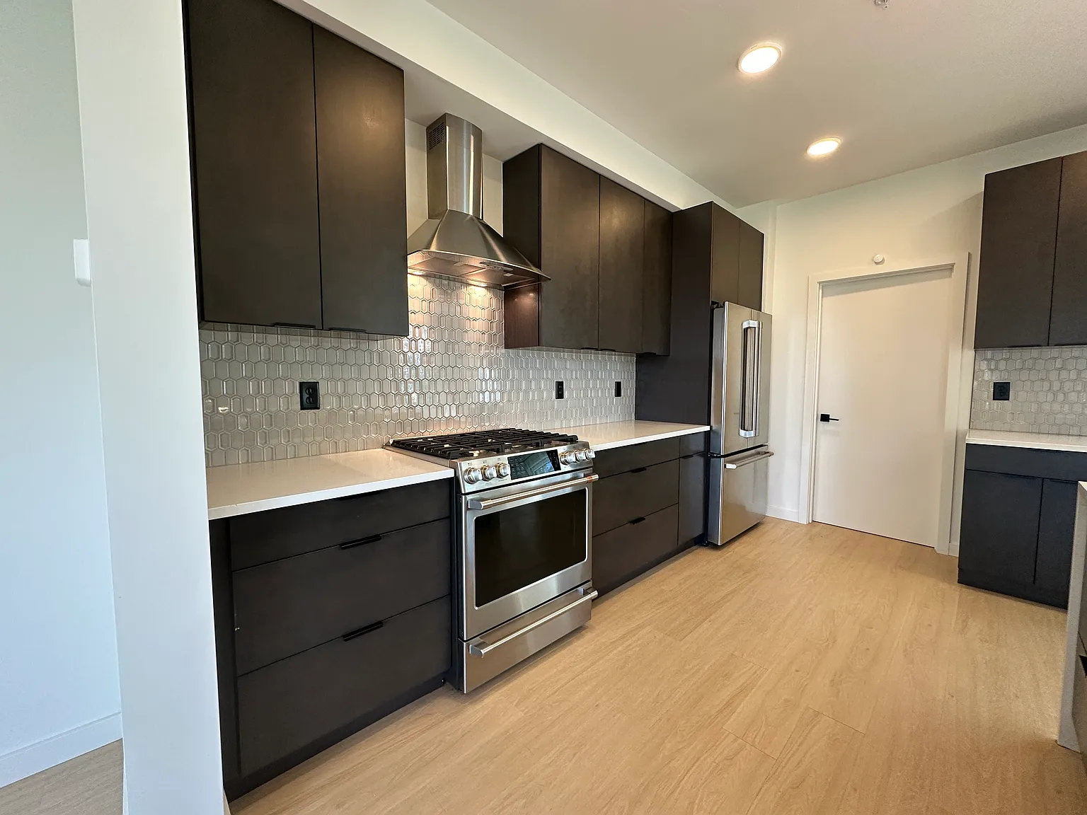 3 bed, 1941 sqft, $2,880 — Photo 3