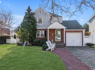 7 Rutgers Pl, Merrick, NY 11566