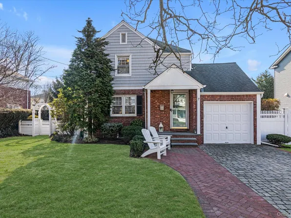 7 Rutgers Place, Merrick, NY 11566