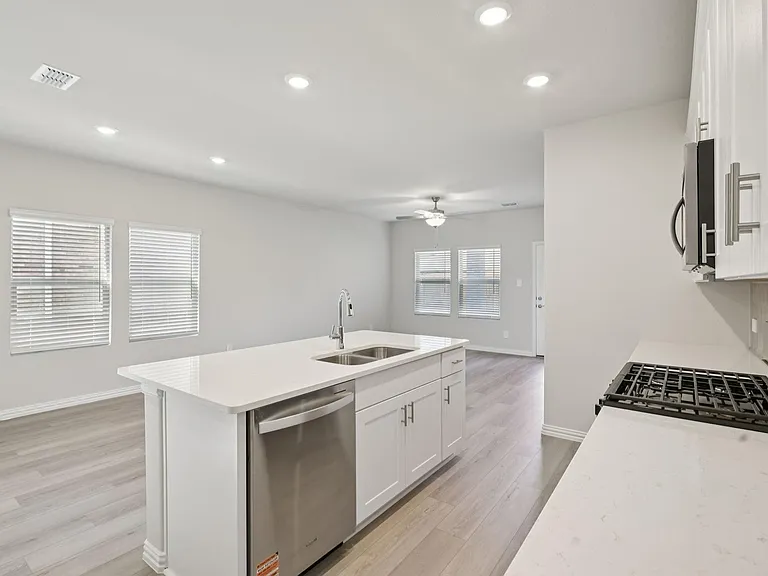 717 Leavenworth Dr — Photo 5