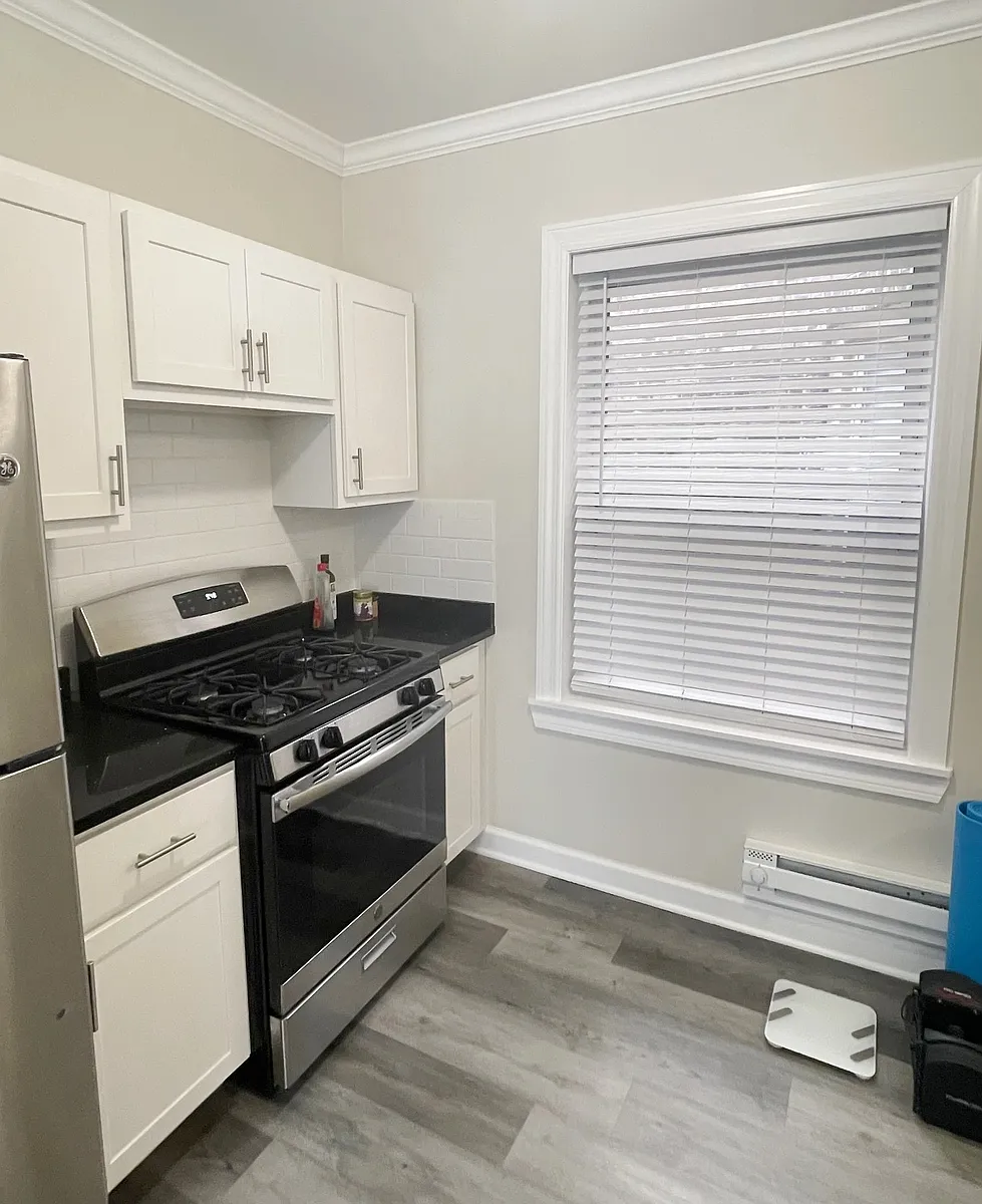 Building Photo - 648.5 W Roscoe St #2S