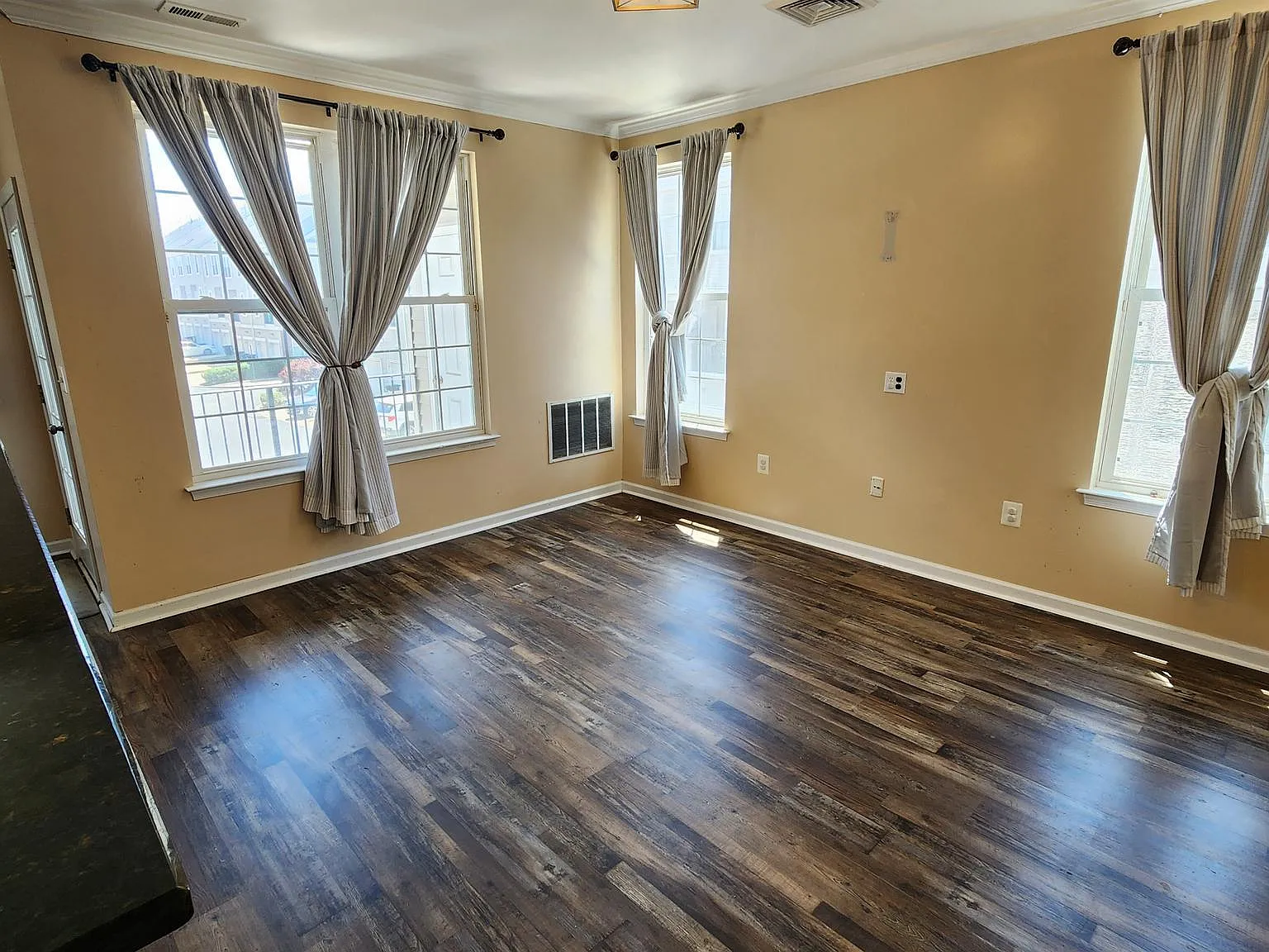 2 bed, 1230 sqft, $2,300 — Photo 4