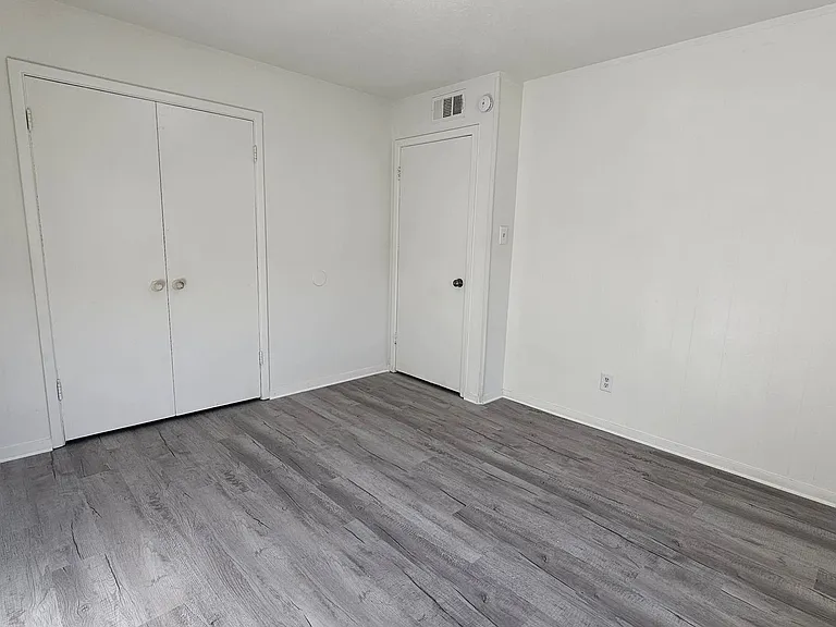 2420 Louise St — Photo 11