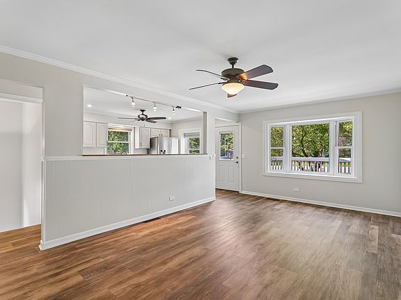 3rd image of 327 Oakwood Dr