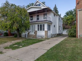 Spacious 2 bedroom unit in Garfield Heights