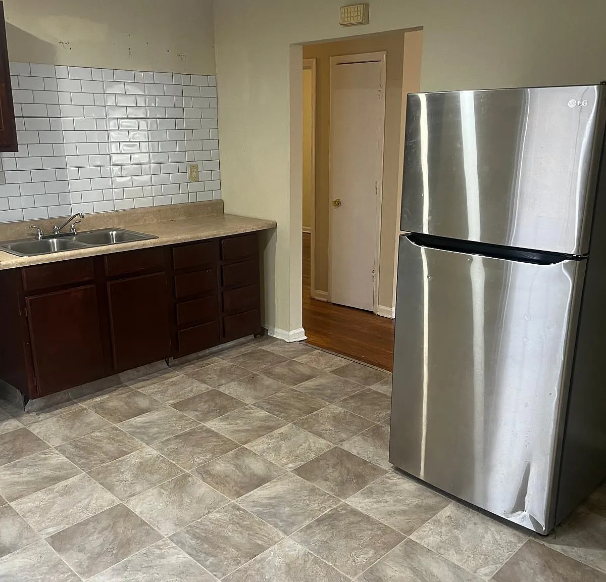 3 bed, 924 sqft, $2,200 — Photo 1