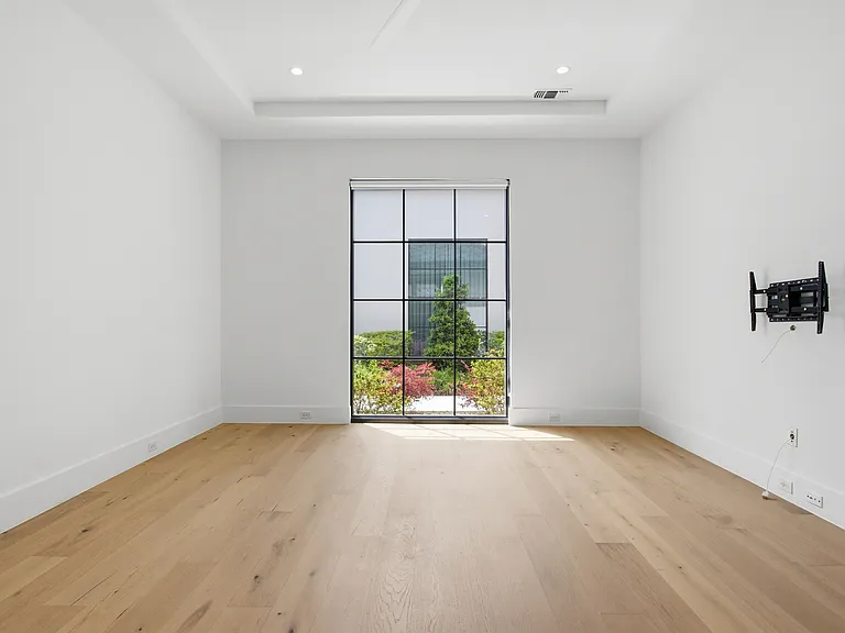 9855 Kingsway Ave — Photo 20