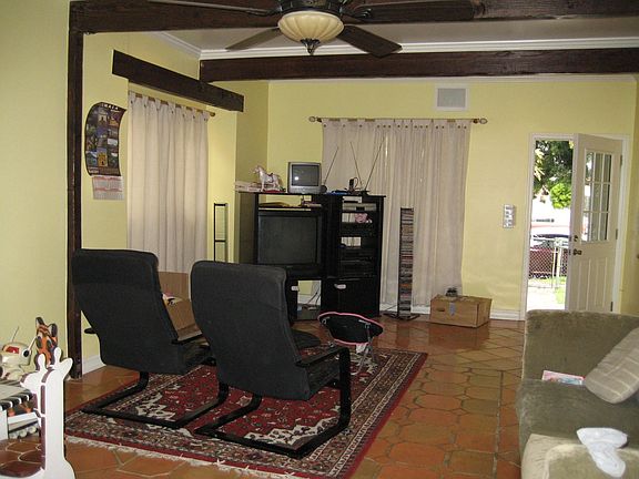 2nd image of 864 W 43rd Pl