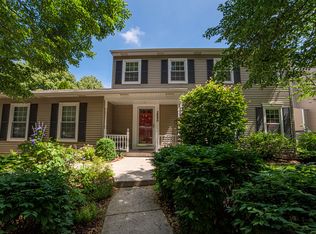 2880 Vail Ct, Lisle, IL 60532