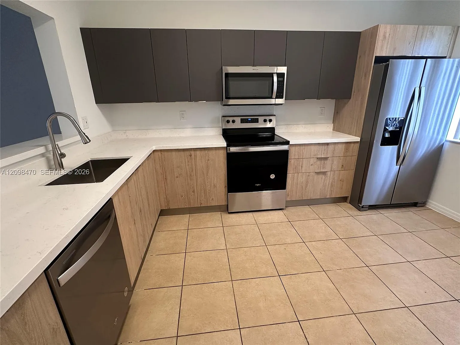 Chareaux Gardens Condo — Photo 2