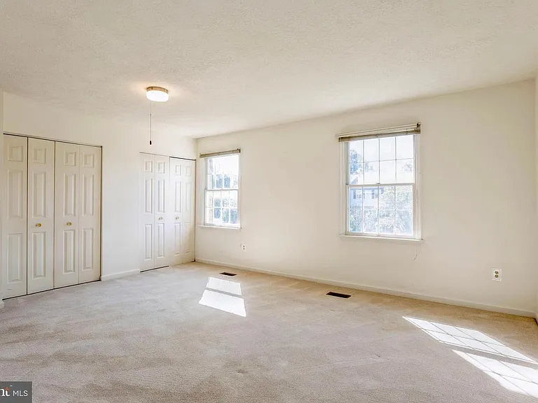 8 Tatler Pl — Photo 32