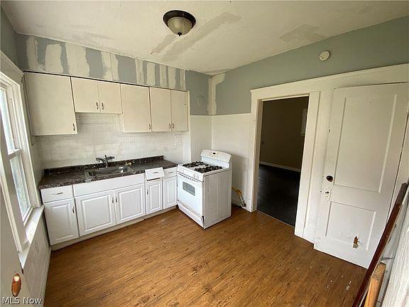 4th image of 2901 E 121st St