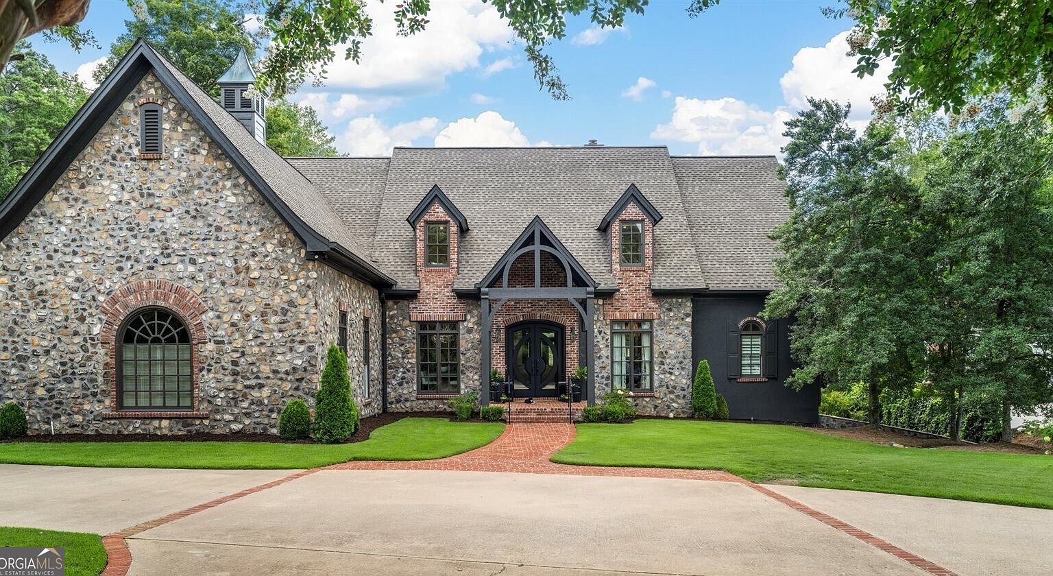 1104 Hazeltine Ln NW