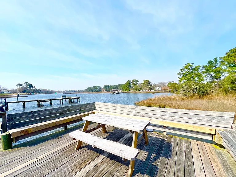 Pelican Dock Apartments — Photo 40