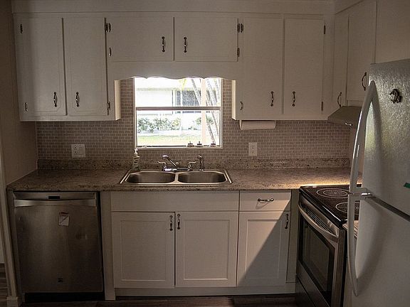 5th image of 4155 Royal Manor Blvd