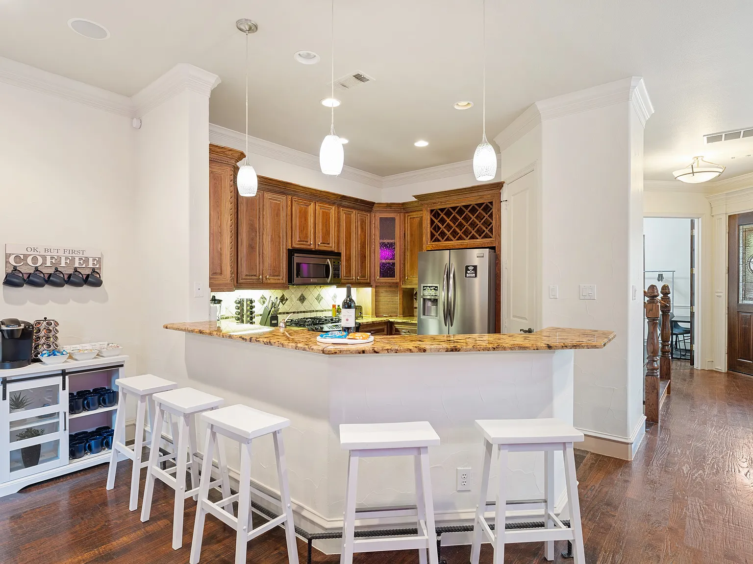 3 bed, 2.5 bath, 2403 sqft, $4,400 — Photo 3