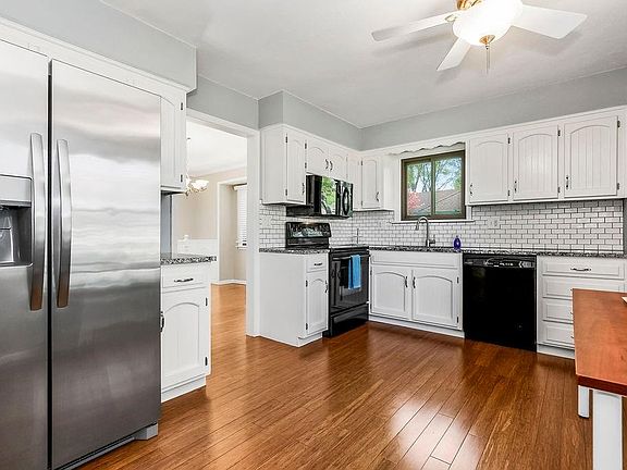 3rd image of 217 SE Noeleen Ln