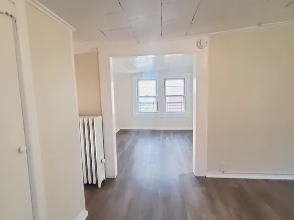 76 Pearsall Avenue image 3 of 5