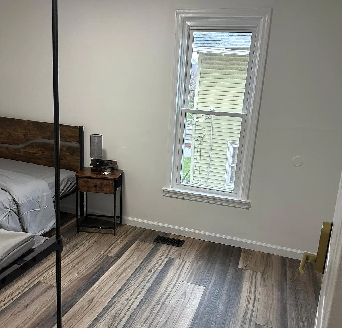 4 bed, 2.0 bath, 2100 sqft, $819 — Photo 3