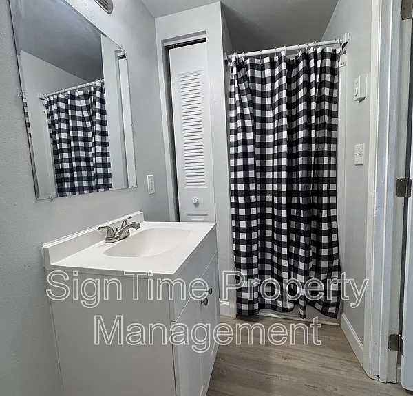 229 N Jonathan St #202 — Photo 11