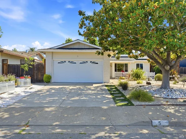 5 Eastside Circle, Petaluma, CA 94954