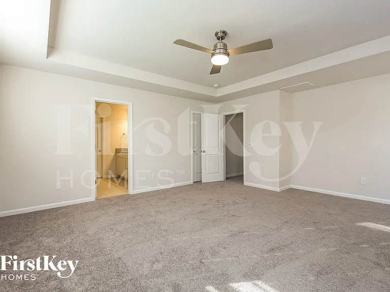 558 Hillpark Ln — Photo 9
