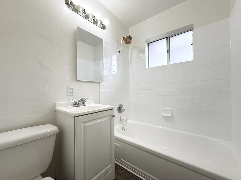 Single Level Cottage Near Downtown! — Photo 11