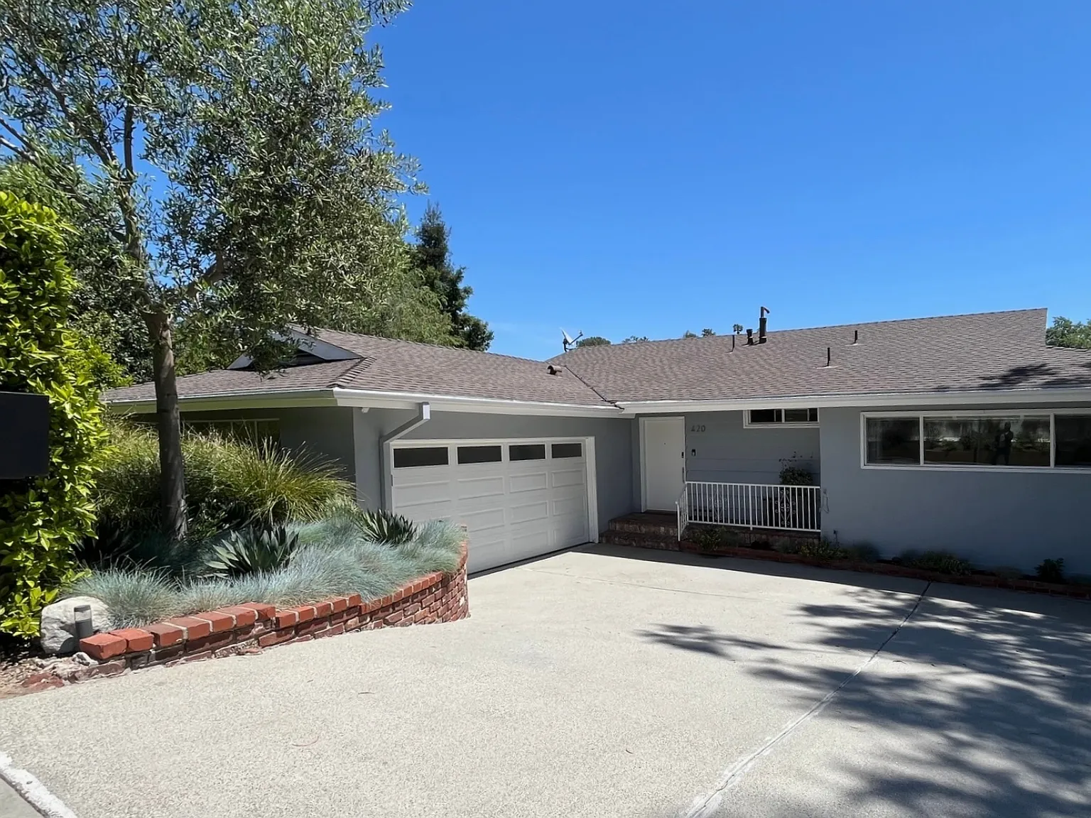 420 Tamarac Dr — Photo 1