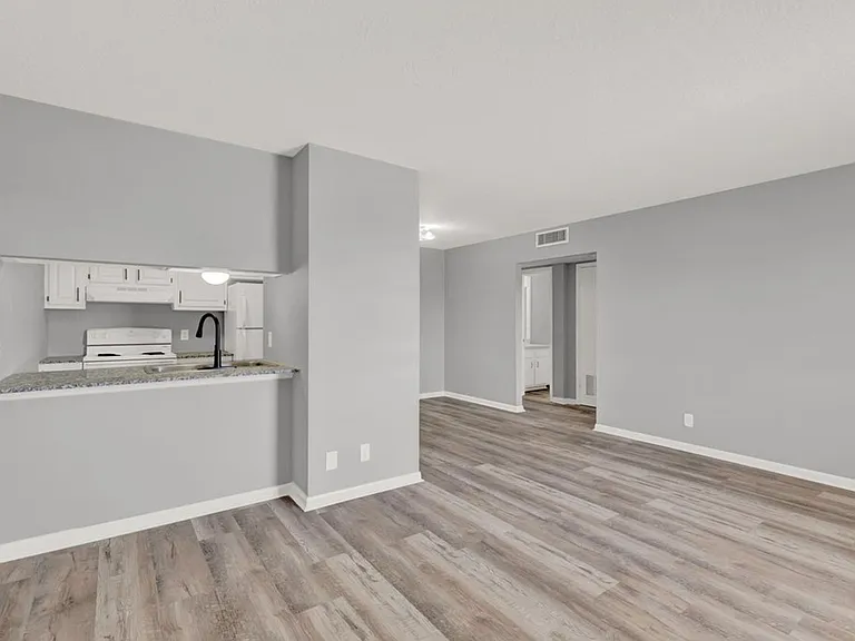 115 W Lagrange St — Photo 2