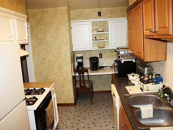 5th image of 102 Dearborn St