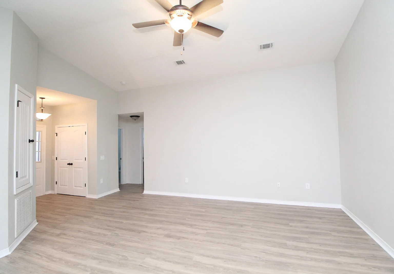 4 bed, 2.0 bath, 1719 sqft, $2,150 — Photo 2