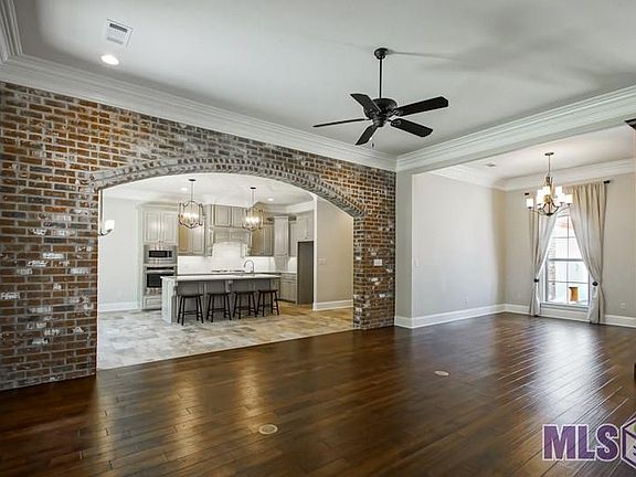 5th image of 9160 Villa Crossing Dr