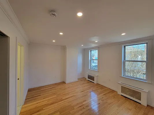 Rented by E Realty International Corp | media 9