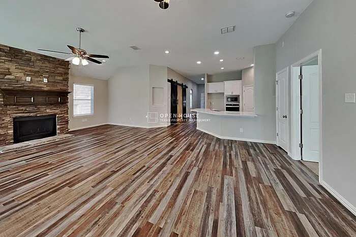 4 bed, 2.0 bath, 2070 sqft, $2,600 — Photo 3
