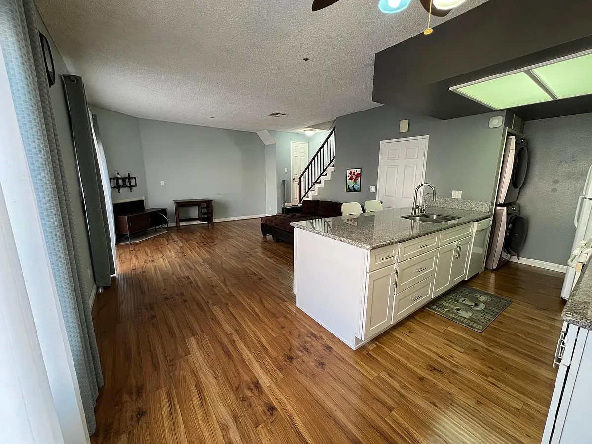 Building Photo - 147 W Acacia Ave #133