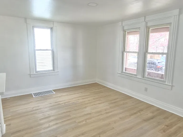 323 5th Ave #1 — Photo 3