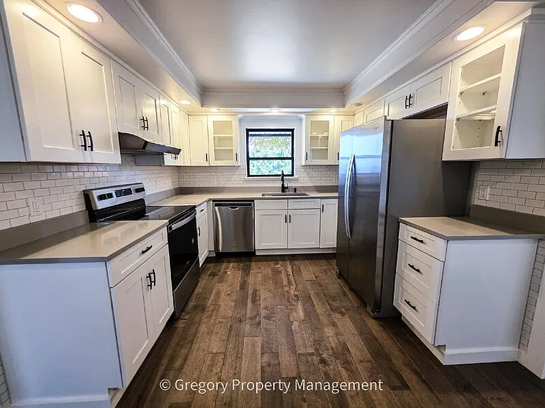 1715 Holbrook Ave — Photo 9