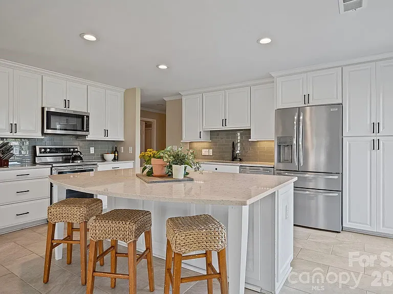 22 Honeysuckle Ln — Photo 5