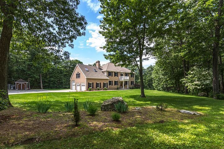 1st image of 17 Wyndcliff Dr