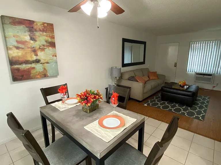 Topanga Apartments — Photo 15