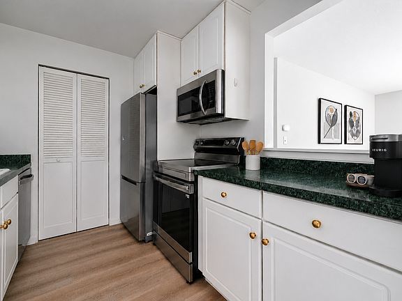 4th image of 880 N Lakeside Dr APT 3A