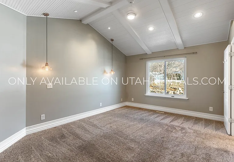 1595 S 50 W — Photo 12