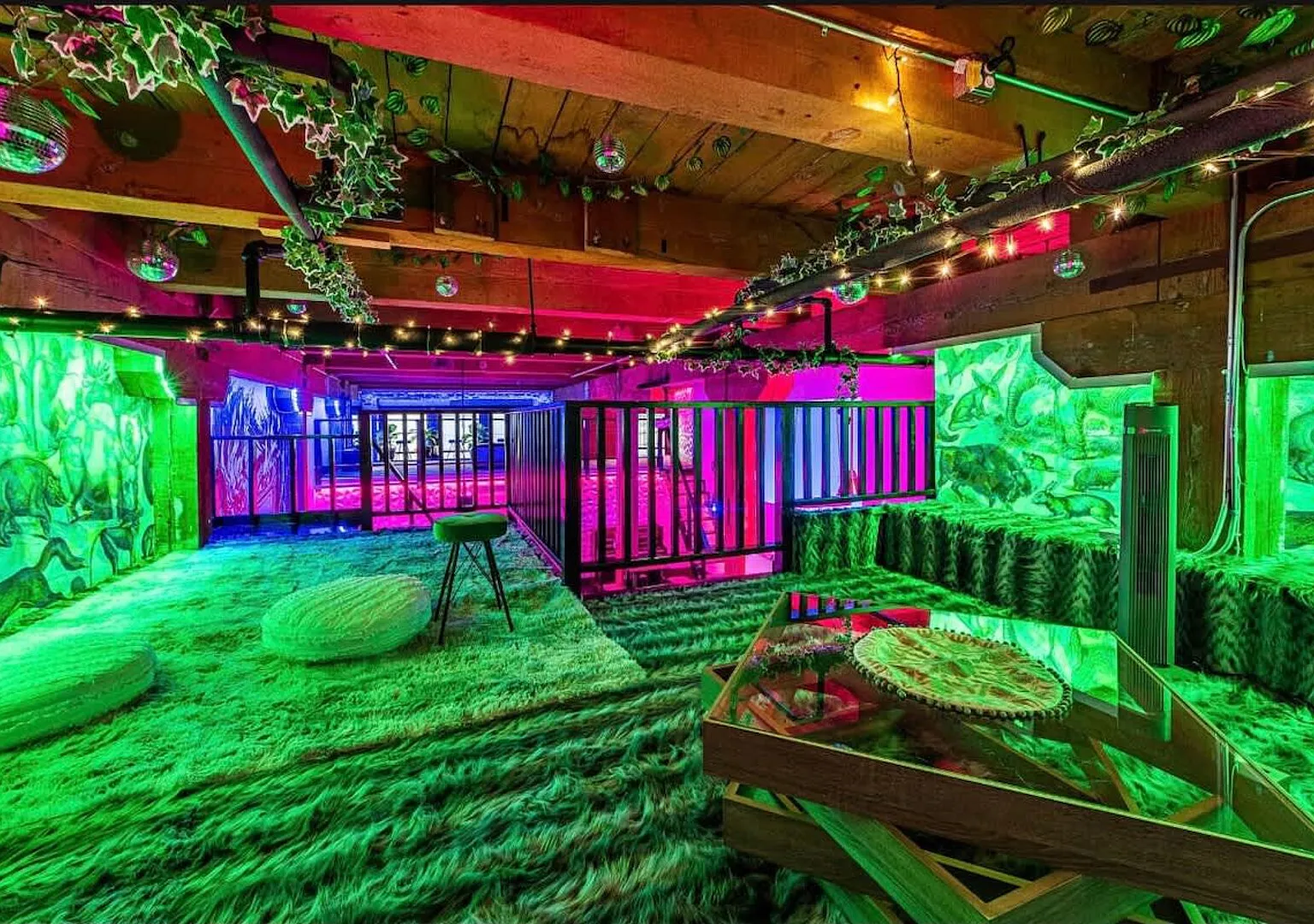 Art-Filled Warehouse Loft w/ Free Parking & Pool Table — Photo 3