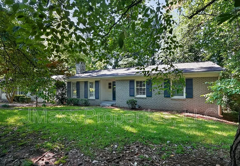 807 Cardova Dr NE — Photo 1
