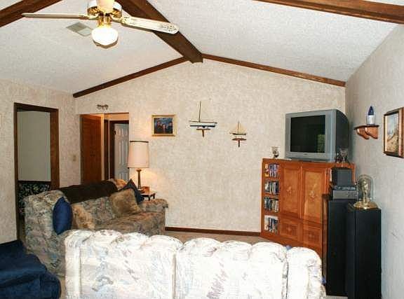 3rd image of 13 Whippoorwill Dr