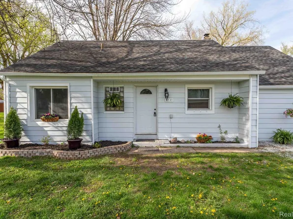 2121 Chesley Dr, Sterling Heights, MI 48310