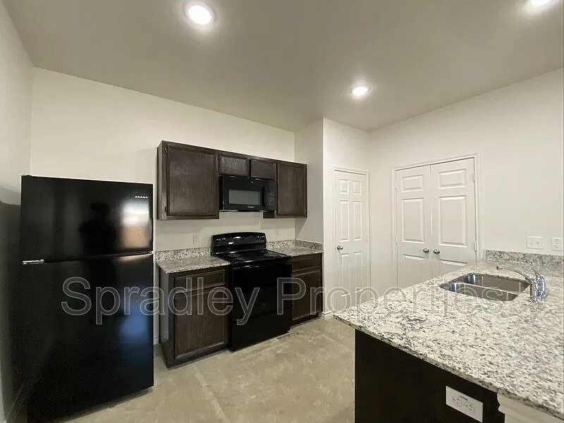 3 bed, 2.0 bath, 1300 sqft, $1,395 — Photo 3